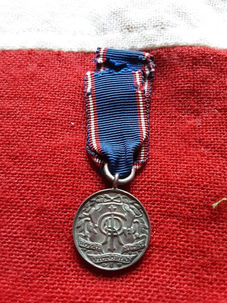 Period miniature Royal Victorian Medal. QEII example - Image 2