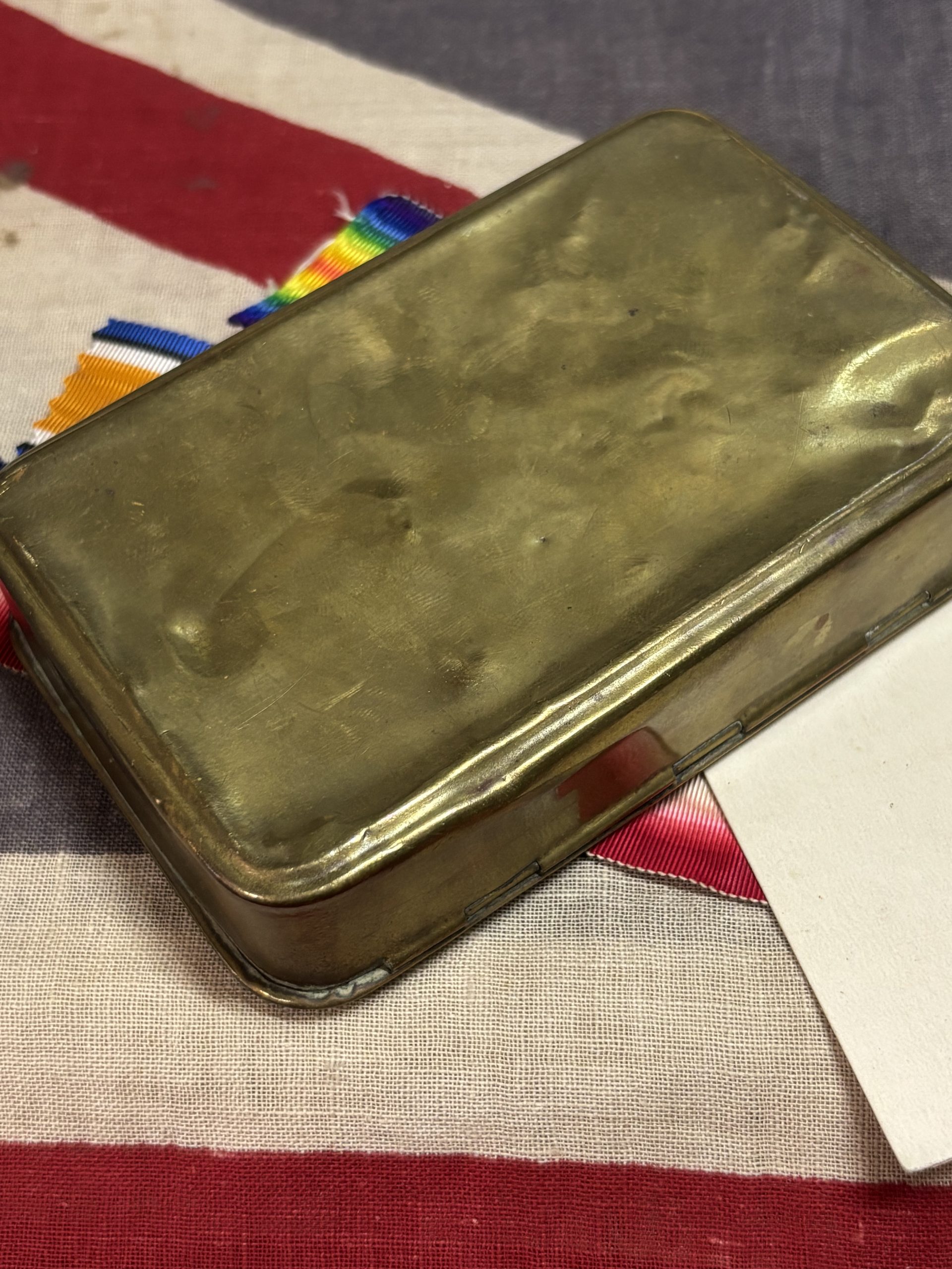 WWI Christmas tin with card and ribbons - Image 4