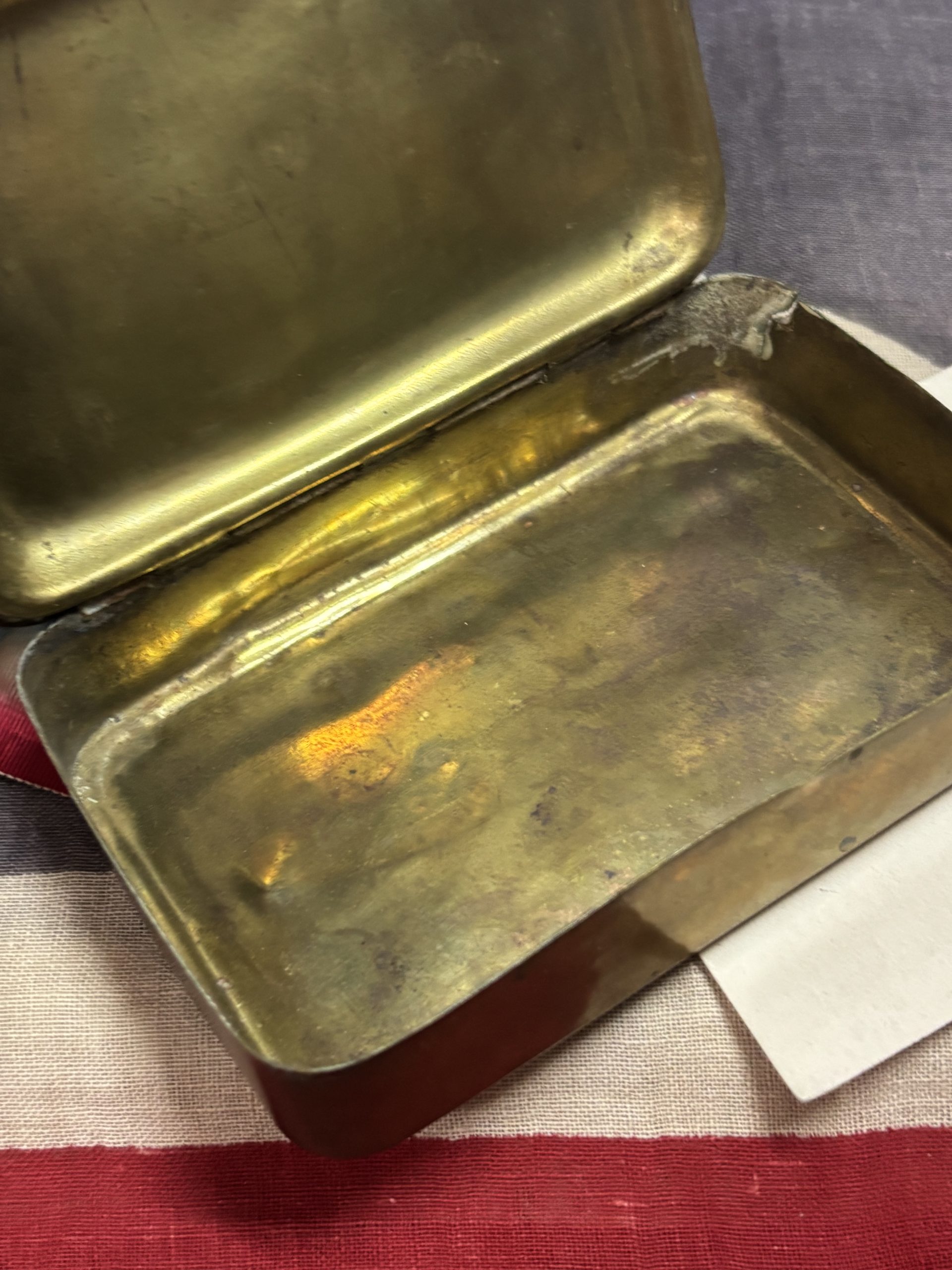 WWI Christmas tin with card and ribbons - Image 2