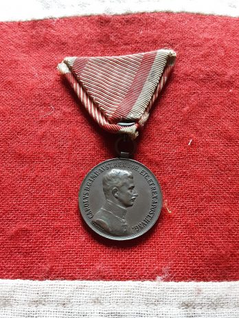WWI Austro Hungarian bravery medal. Bronze issue. Emperor Karl