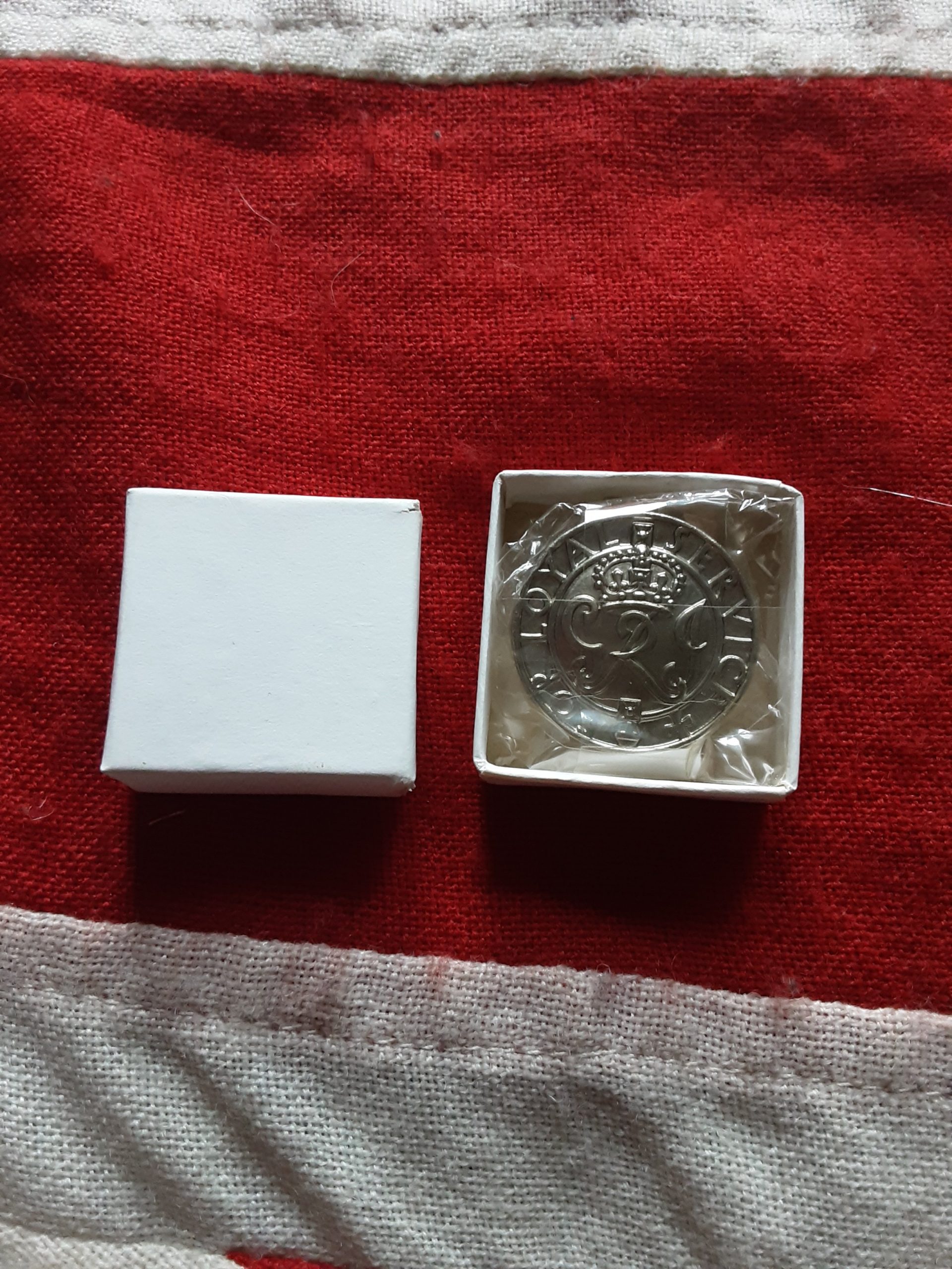 Unissued WWII Kings badge in box