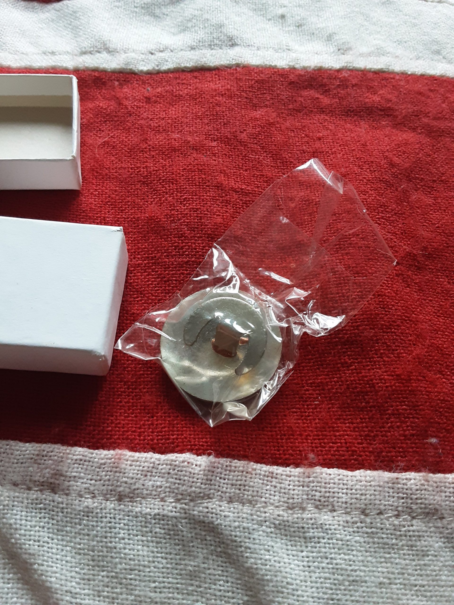 Unissued WWII Kings badge in box - Image 2